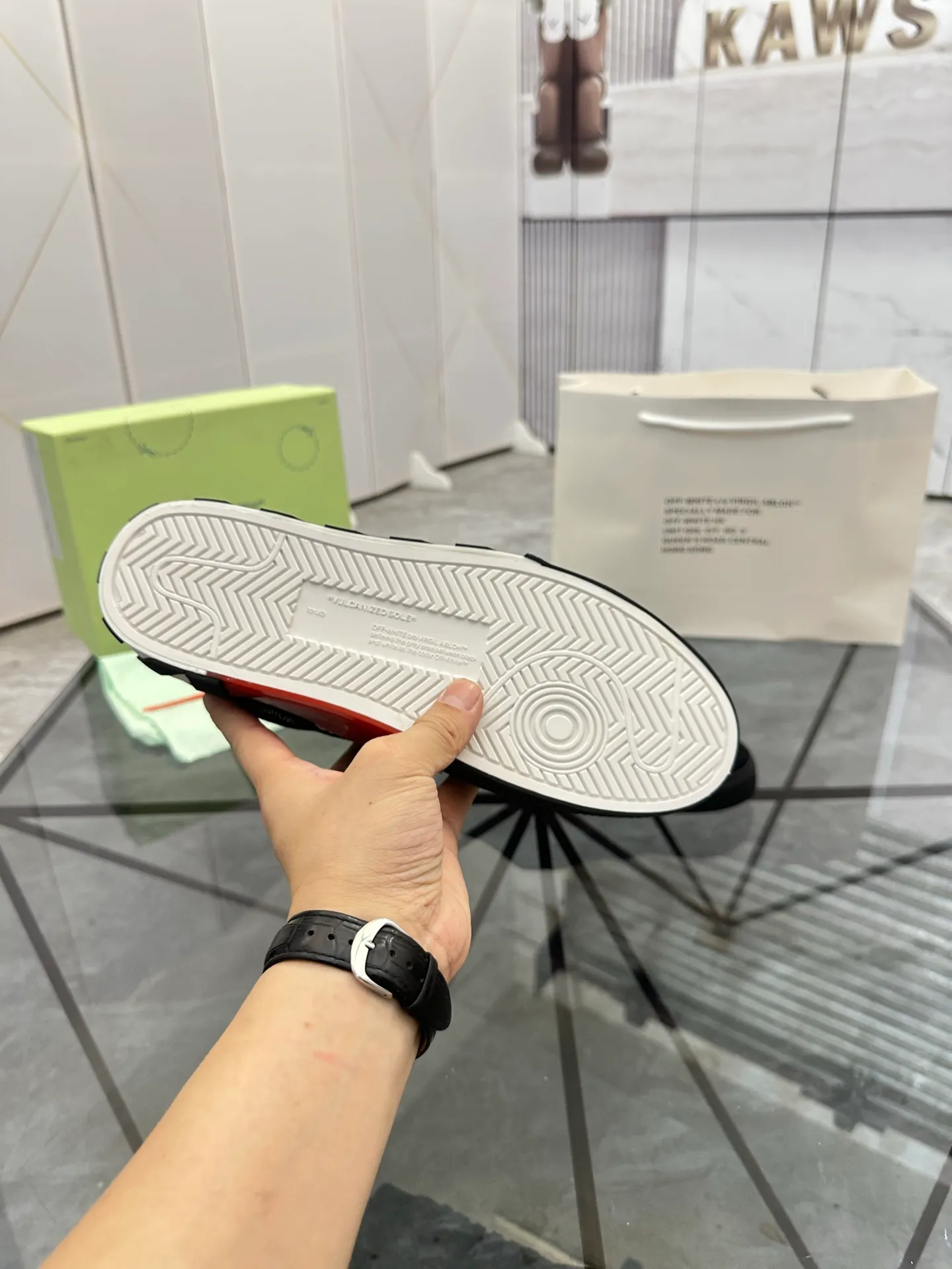 Selling men's shoes 💰: 💰P440¥ Product trademark: OFF WHITE * "OFF WHITE*" low-top casual shoes Regular size: 35-45 (can be customized to 46) Couple style Product materials: imported nubuck leather upper spliced ​​with original fabric, breathable lining, original outsole. No.: H203